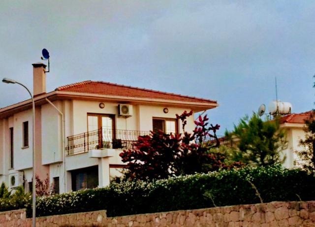 VOLL MÖBLIERTE 4+1 VILLA ZU VERKAUFEN IN DER NÄHE VON CHAMADA HOTEL IN GIRNE/ ÇATALKOY 