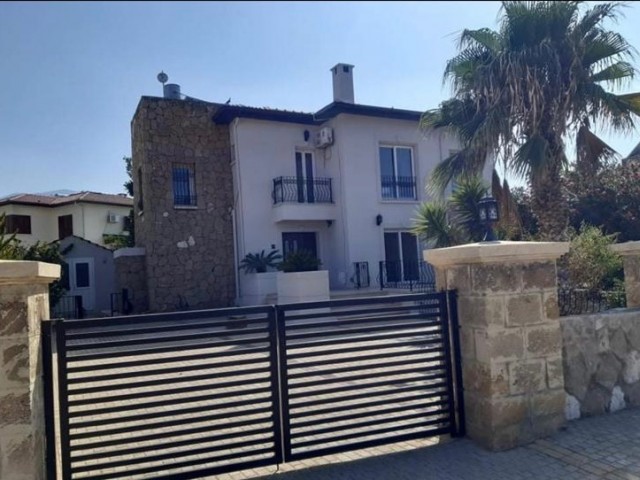 VILLA ZUM VERKAUF IN FRIEDLICHER UND RUHIGER LAGE MIT MEERBLICK POOL IN DER NÄHE DES GİRNE ELEXUS HOTELS 