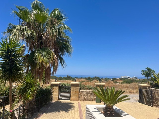 VILLA ZUM VERKAUF IN FRIEDLICHER UND RUHIGER LAGE MIT MEERBLICK POOL IN DER NÄHE DES GİRNE ELEXUS HOTELS 