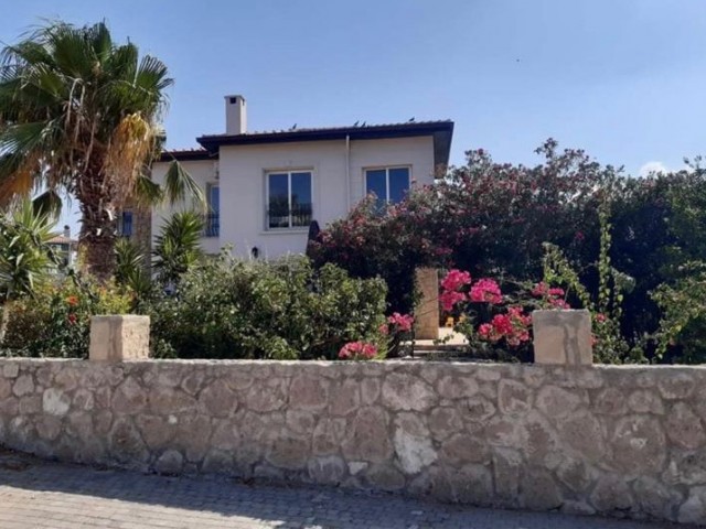 VILLA ZUM VERKAUF IN FRIEDLICHER UND RUHIGER LAGE MIT MEERBLICK POOL IN DER NÄHE DES GİRNE ELEXUS HOTELS 