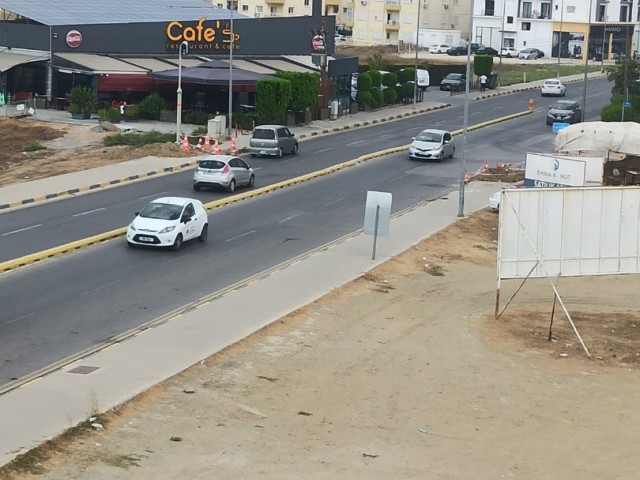 GEWERBLICH GENUTZTE 3+1-WOHNUNG IN DER HAUPTSTRASSE IM GEBIET LEFKOŞA/KAYMAKLI