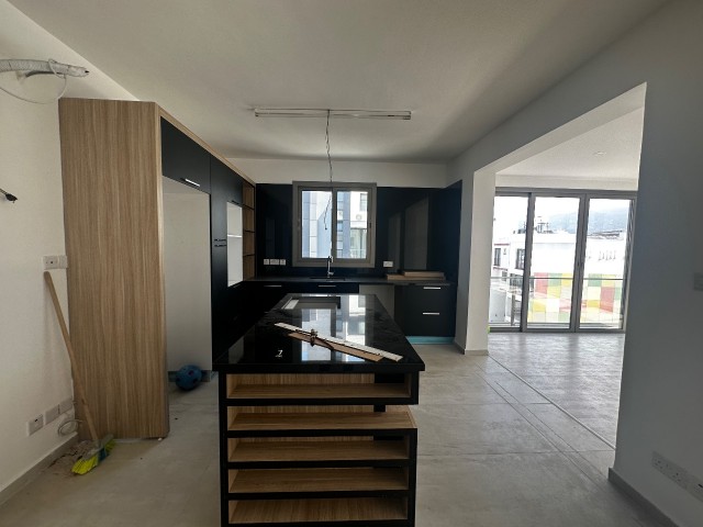 130 m2 LUXUSWOHNUNG MIT BREITEN ZIMMERN MIT BLICK AUF DEN BERG UND DAS MEER IM ZENTRUM VON GIRNE