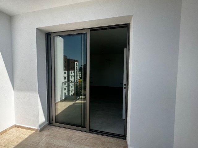 130 m2 LUXUSWOHNUNG MIT BREITEN ZIMMERN MIT BLICK AUF DEN BERG UND DAS MEER IM ZENTRUM VON GIRNE