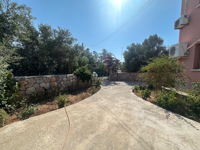 FREISTEHENDES HAUS MIT GROSSEM GARTEN IN DER REGION KYRENIA/DİKMEN