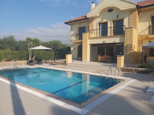 300 m² große, komplett möblierte Villa mit Pool in Kyrenia/KarŞiyaka, 1,5 Grundstücke