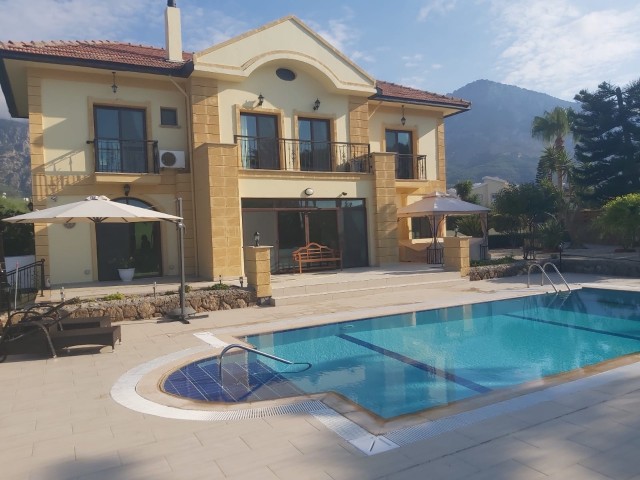 300 m² große, komplett möblierte Villa mit Pool in Kyrenia/KarŞiyaka, 1,5 Grundstücke