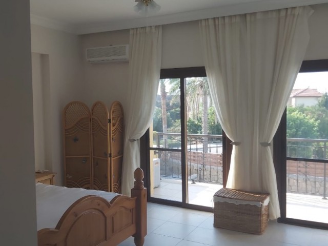 300m2 FULLY FURNISHED VILLA WITH A POOL IN KYRENIA/KARŞIYAKA 1.5 DOCTORS OF LAND