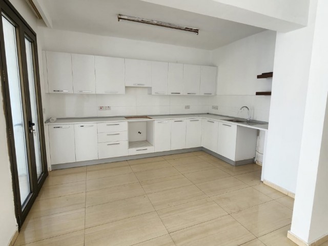 GİRNE MERKEZDE SATILIK 3+ 1 DAİRE