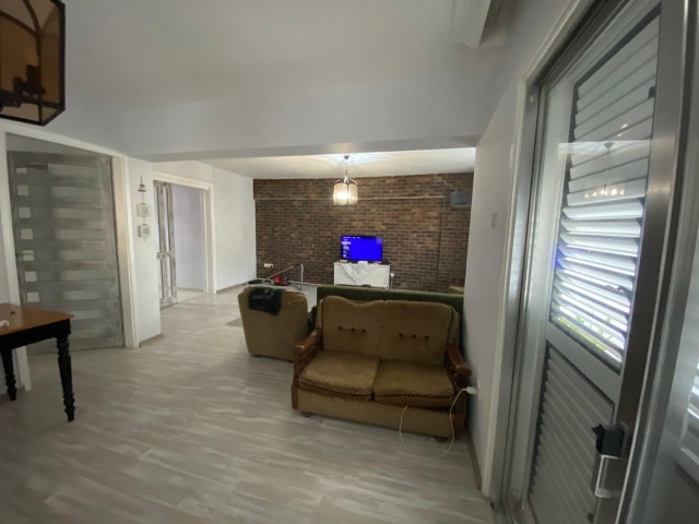 3+1 (GEWERBEGENEHMIGUNG KANN ERHALTEN WERDEN) 170 m2 WOHNUNG IN NICOSIA DEREBOYU