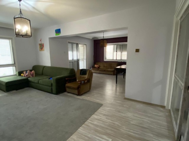 LEFKOŞA DEREBOYU BÖLGESİNDE 3+1 (TİCARİ İZİN ALINABİLEN) 170 m2 DAİRE 