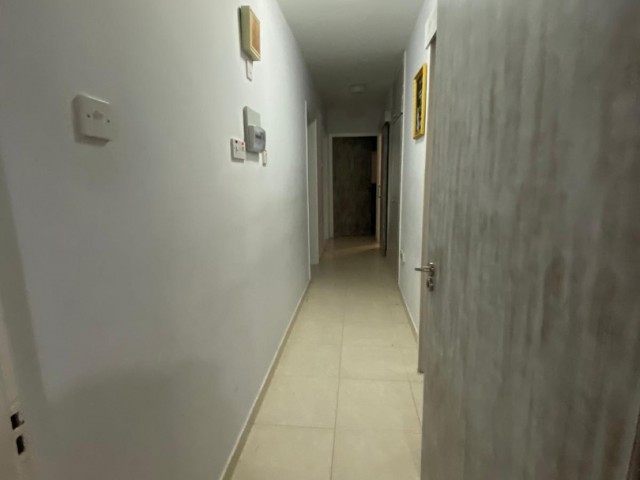 3+1 (GEWERBEGENEHMIGUNG KANN ERHALTEN WERDEN) 170 m2 WOHNUNG IN NICOSIA DEREBOYU