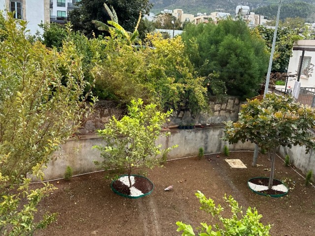 VOLLSTÄNDIG MÖBLIERTES 3+1 ERDGESCHOSS-DUPLEX MIT GROSSEM GARTEN UND GEMEINSCHAFTSPOOL IN GIRNE ALSANCAK