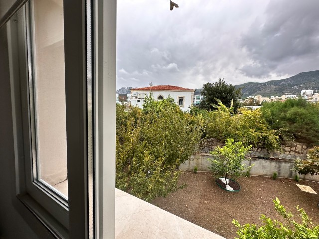 VOLLSTÄNDIG MÖBLIERTES 3+1 ERDGESCHOSS-DUPLEX MIT GROSSEM GARTEN UND GEMEINSCHAFTSPOOL IN GIRNE ALSANCAK