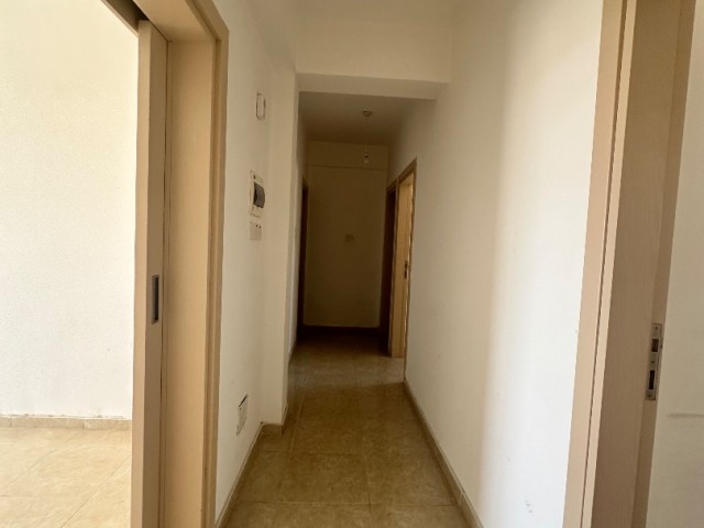 GÜZELYURT BÖLGESİNDE ANA YOL ÜZERİNDE  3+1 GENİŞ DAİRE 