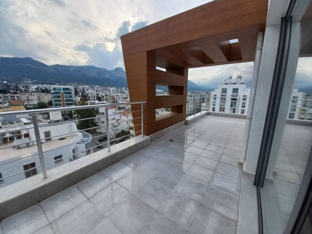 Luxuriöses 3+1-Penthouse mit Blick auf die Berge und das Meer im Zentrum von Kyrenia