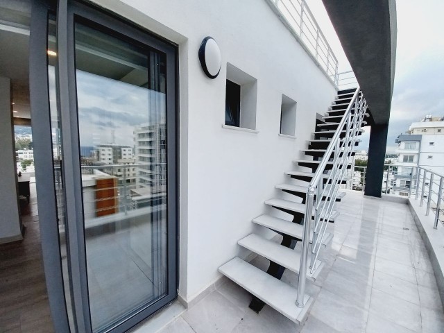 Luxuriöses 3+1-Penthouse mit Blick auf die Berge und das Meer im Zentrum von Kyrenia