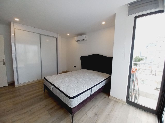 Girne merkezde dağ deniz manzaralı lüx 3+1 penthouse