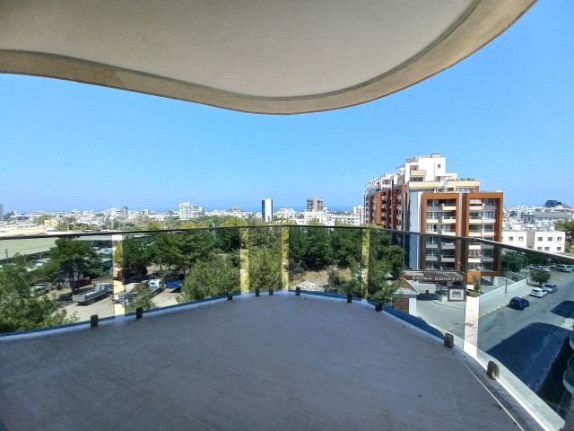 Luxuriös eingerichtetes 3+1-Penthouse mit privatem Pool im Zentrum von Kyrenia