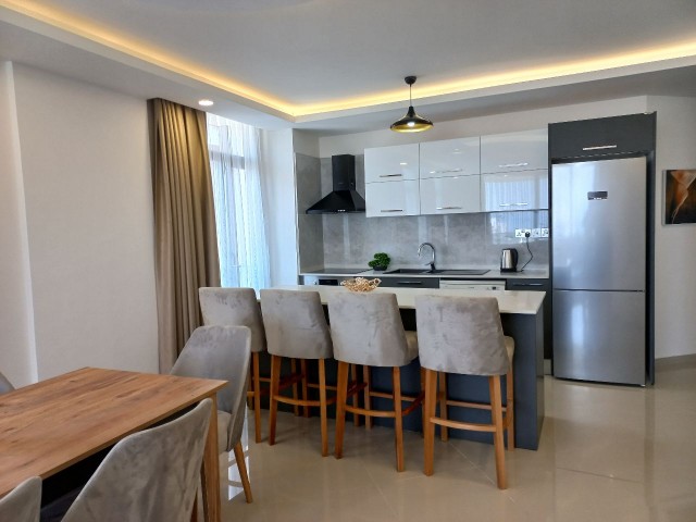 Luxuriös eingerichtetes 3+1-Penthouse mit privatem Pool im Zentrum von Kyrenia