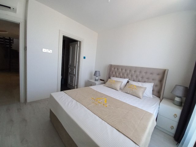 Luxuriös eingerichtetes 3+1-Penthouse mit privatem Pool im Zentrum von Kyrenia