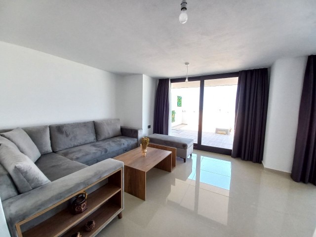 Luxuriös eingerichtetes 3+1-Penthouse mit privatem Pool im Zentrum von Kyrenia