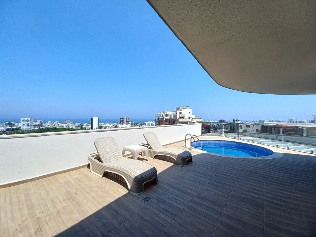 Luxuriös eingerichtetes 3+1-Penthouse mit privatem Pool im Zentrum von Kyrenia