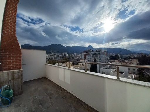 Luxuriös eingerichtetes 2+1-Penthouse zur Miete im Zentrum von Kyrenia