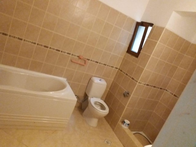 3+1 möblierte Wohnung mit BBQ + 30m2 Abstellraum mit Kamin und Pool im Zentrum von Girne