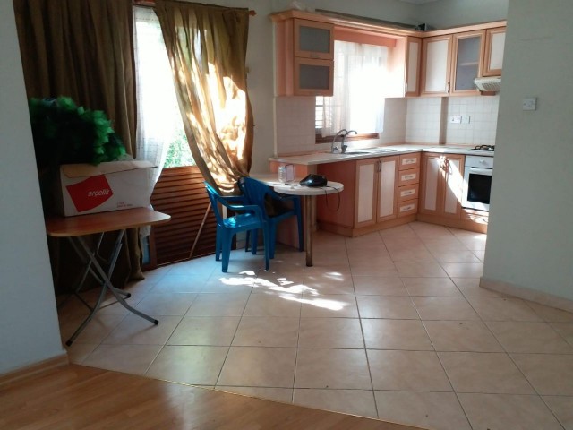 3+1 möblierte Wohnung mit BBQ + 30m2 Abstellraum mit Kamin und Pool im Zentrum von Girne