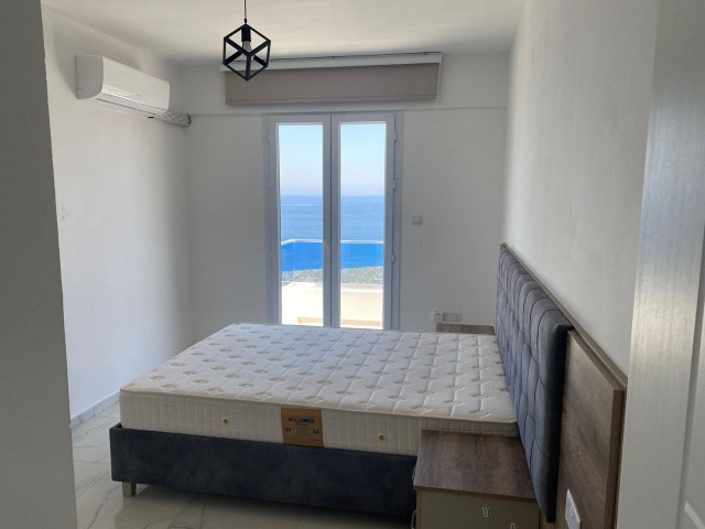 Luxuriöse 2+1 Wohnung mit Blick auf die Berge und das Meer im Zentrum von Kyrenia