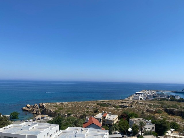 Luxuriöse 2+1 Wohnung mit Blick auf die Berge und das Meer im Zentrum von Kyrenia