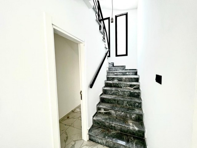 GİRNE KARŞIYAKA BÖLGESİNDE 4+1 SATILIK Villa