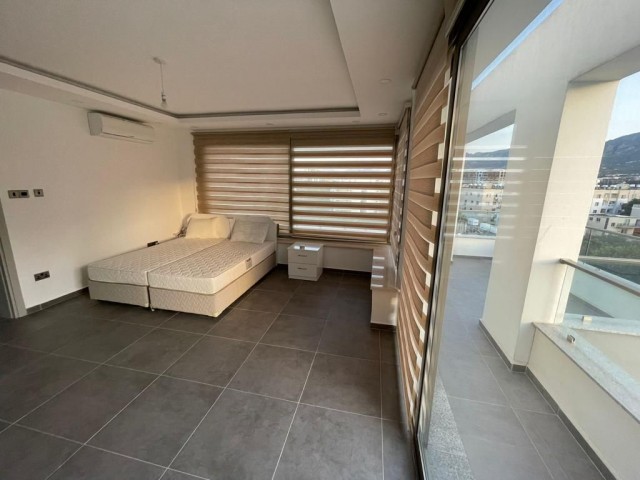 Girne merkezde dağ deniz manzaralı lüx 3+1 penthouse