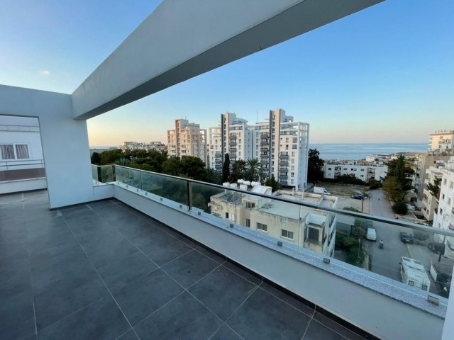 Girne merkezde dağ deniz manzaralı lüx 3+1 penthouse