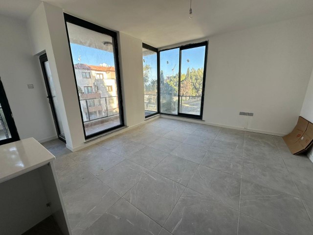 GİRNE MERKEZDE 2+1 MUKEMMEL DENİZ DAG MANZARALI SATILIK DAİRE