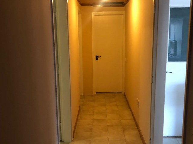 4+1 TÜRKISCHE KOCANLI-WOHNUNG MIT PERFEKTER LAGE IM KYRENIA-ZENTRUM