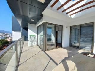 Luxury furnished 3+1 penthouse within a complex in the center of Kyrenia