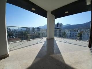 Luxuriös möbliertes 3+1-Penthouse in einem Komplex im Zentrum von Kyrenia