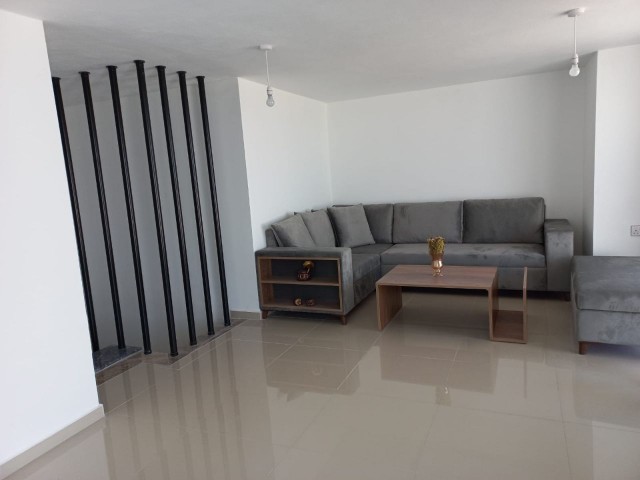 Girne Merkezde Site İçerisinde Lüx Eşyalı 3+1 TRİPLEKS