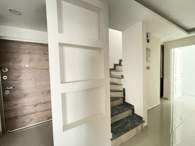 GİRNE MERKEZDE SİTE İÇERİSİNDE LÜX EŞYALI 2+1 KİRALIK PENTHOUSE