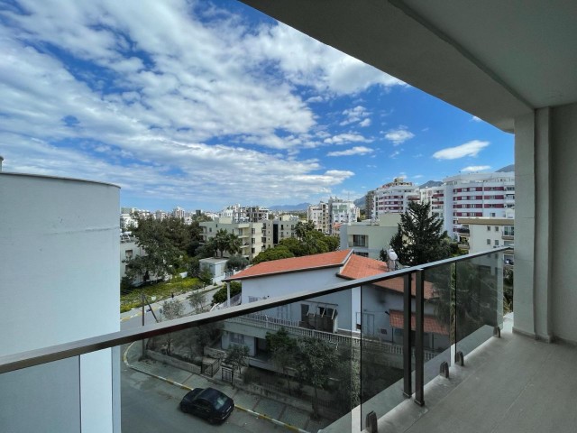 GİRNE MERKEZDE SİTE İÇERİSİNDE LÜX EŞYALI 2+1 KİRALIK PENTHOUSE