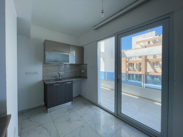 GERÄUMIGE 2+1-WOHNUNG MIT MEERBLICK IM ZENTRUM VON KYRENIA ZU VERMIETEN