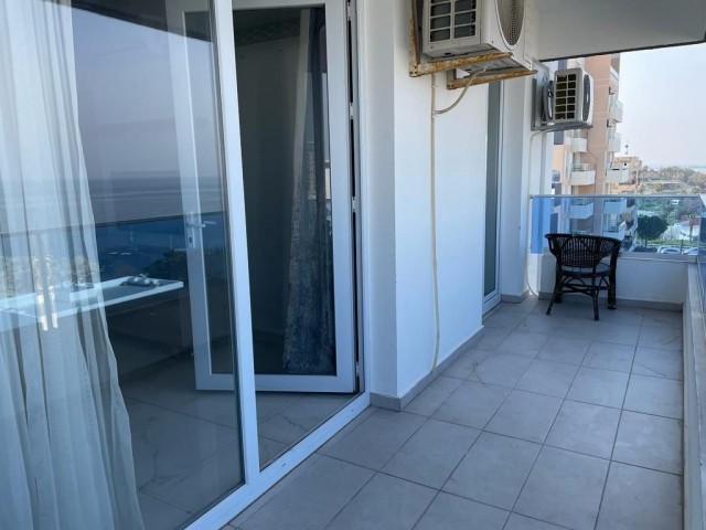 Geräumige, luxuriös möblierte 1+1-Wohnung zur Miete im Zentrum von Kyrenia mit Meerblick