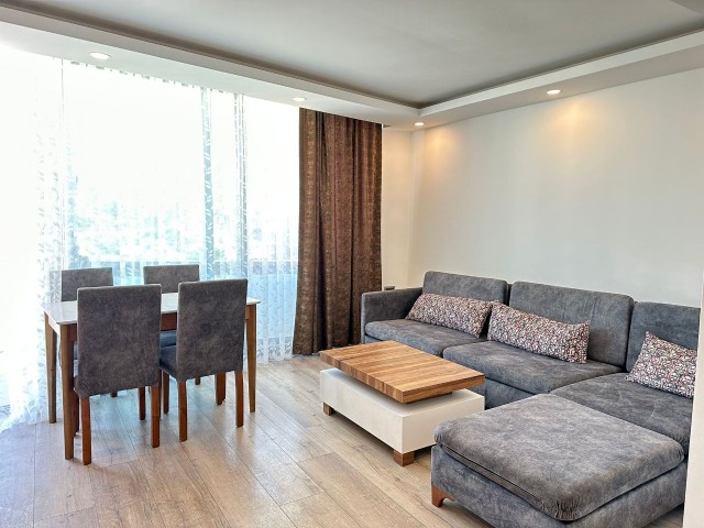 Сдается полностью меблированная квартира 2+1 в комплексе с бассейном в центре Кирении.