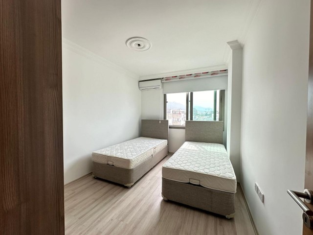 Luxuriöse 3+1-Wohnung zur Miete in einem Komplex mit Pool im Zentrum von Kyrenia