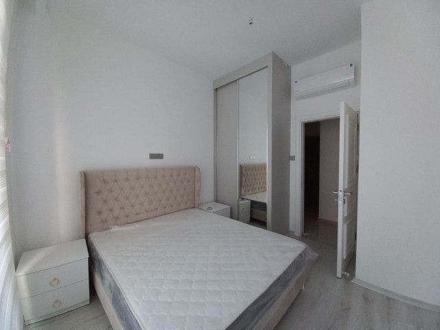 Girne merkezde havuzlu site içerisinde lüks eşyalı 2+1 daire 