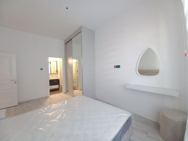 Luxuriös möblierte 2+1-Wohnung in einem Komplex mit Pool im Zentrum von Kyrenia