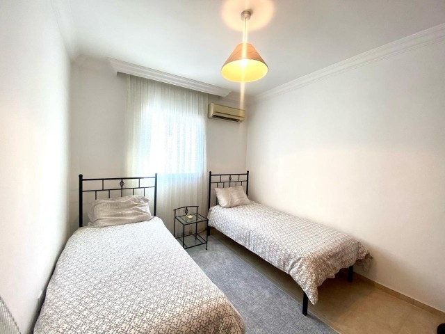 Girne merkezde havuzlu site içerisinde eşyalı 3+1 daire