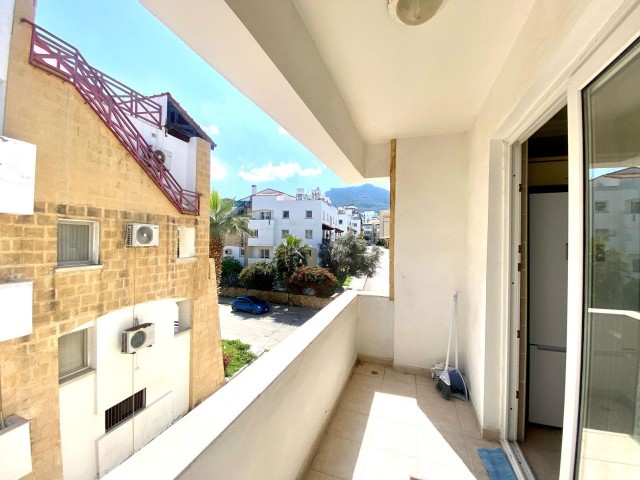 Möblierte 3+1-Wohnung in einem Komplex mit Pool im Zentrum von Kyrenia