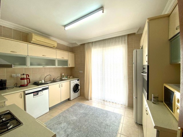 Girne merkezde havuzlu site içerisinde eşyalı 3+1 daire